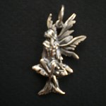 Pendentif fée assise 
