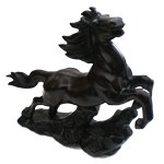 Cheval cabré en résine