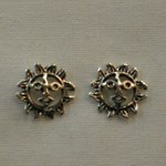 Clous d'oreilles visage-soleil