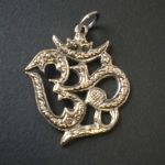 Pendentif arg Om sculpté
