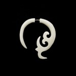 Boucle d'oreille os tribale