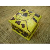 Boite carrée bébé girafe