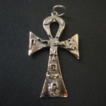 Pendentif croix egyptienne en relief
