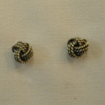 Clous d'oreilles boule de noeuds 