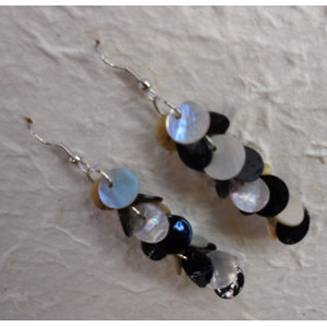 Pendants d'oreilles pétales black and white