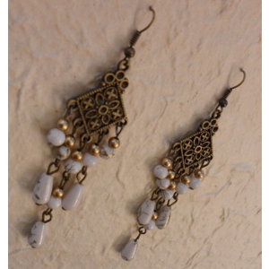 Boucles d'oreilles charme blanches