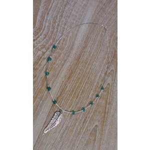 Collier plume et perles vert mousse