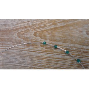 Collier plume et perles vert mousse
