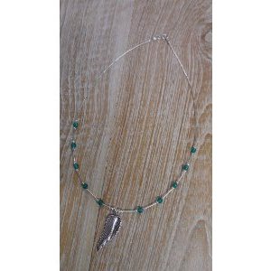 Collier plume et perles vert mousse