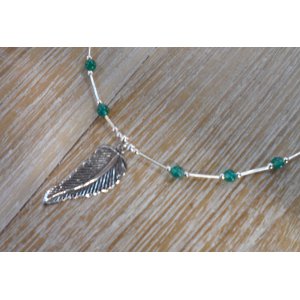 Collier plume et perles vert mousse