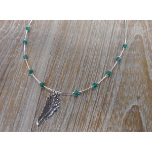 Collier plume et perles vert mousse