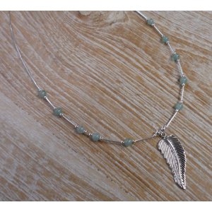 Collier plume et perles vertes