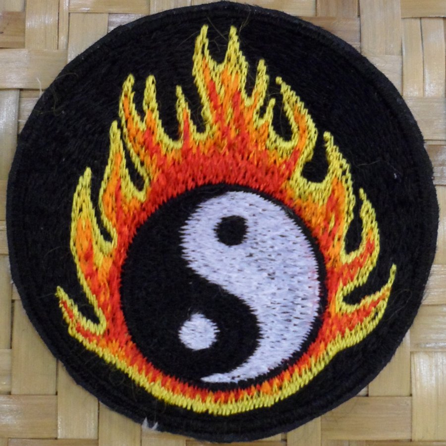 Patch yin yang flamme fond noir