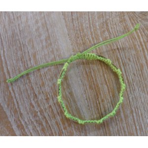 Bracelet  fin en cuir et fil vert