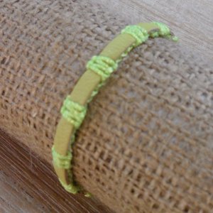 Bracelet  fin en cuir et fil vert