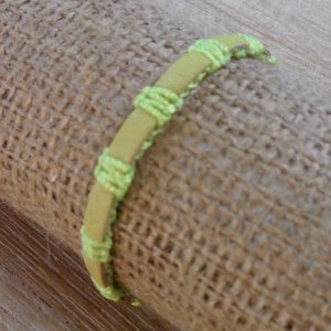 Bracelet  fin en cuir et fil vert