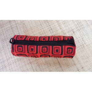 Trousse motif carré rouge