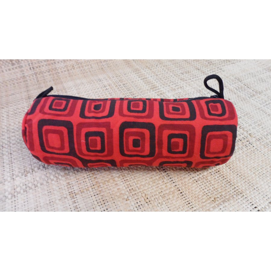 Trousse motif carré rouge