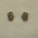 Clous d'oreilles main spirale