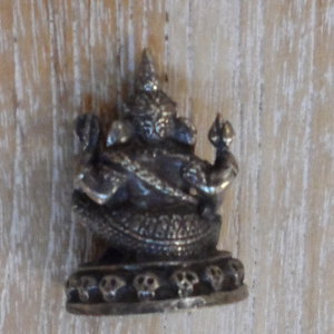 Miniature Ganesh sur socle crâne gris métal