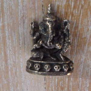 Miniature Ganesh sur socle crâne gris métal