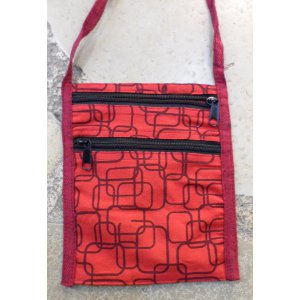 Sac passeport motif géo rouge