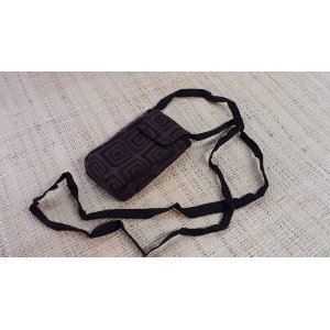 Pochette smartphone marron carrés