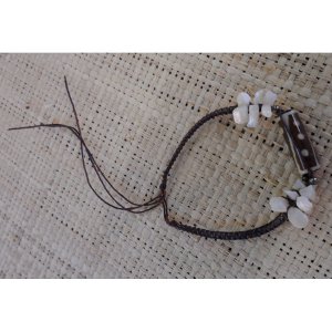 Bracelet  marron foncé perles blanches