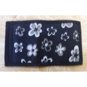 Portefeuille noir à fleurs