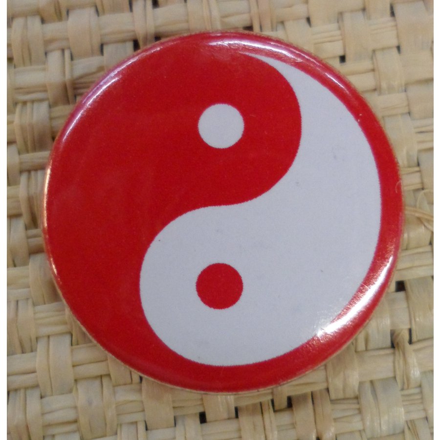 Badge Yin Yang rouge fond rouge