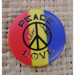 Badge 1 peace & love