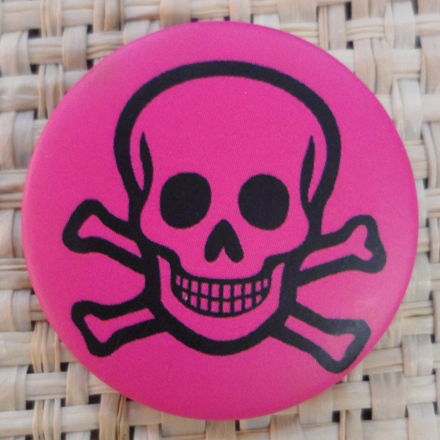 Badge tête de mort souriante rose