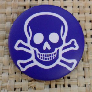 Badge tête de mort souriante bleue