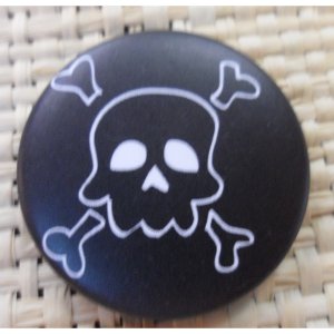 Badge 4 tête de mort noir & blanc