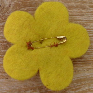 Broche fieltro bouton d'or