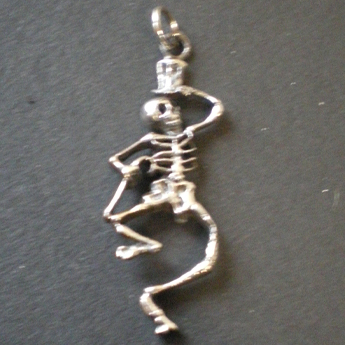 Pendentif squelette dansant