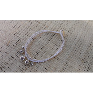 Bracelet de cheville blanc à grelots argentés