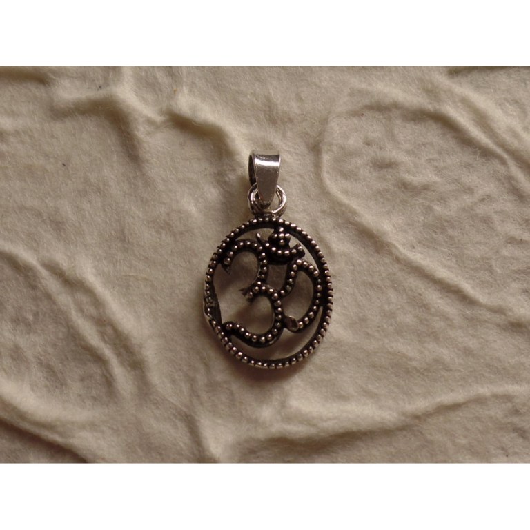 Pendentif ovale Om