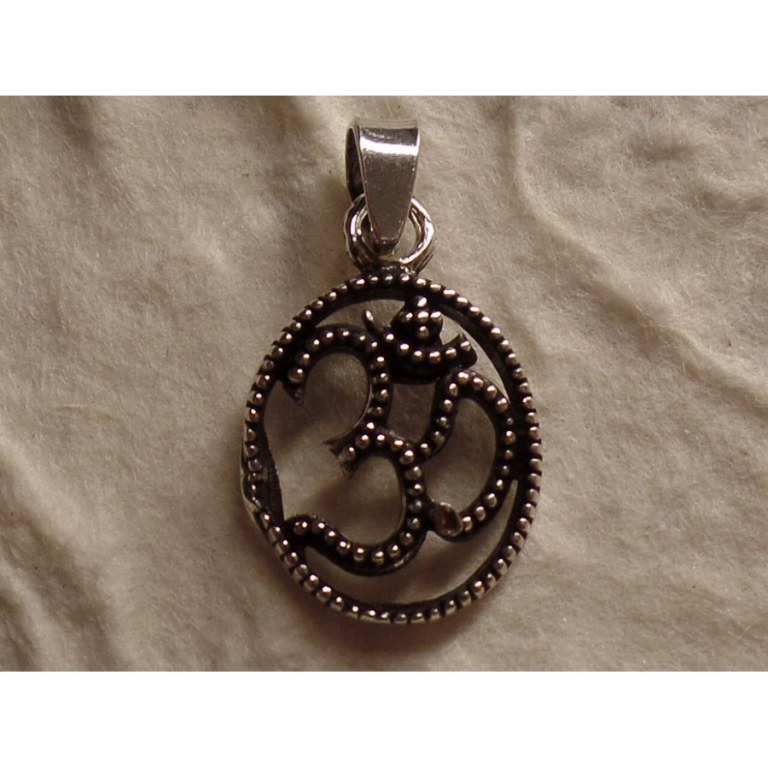 Pendentif ovale Om