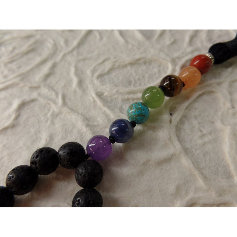 Collier 7 chakras pendant pompon noir