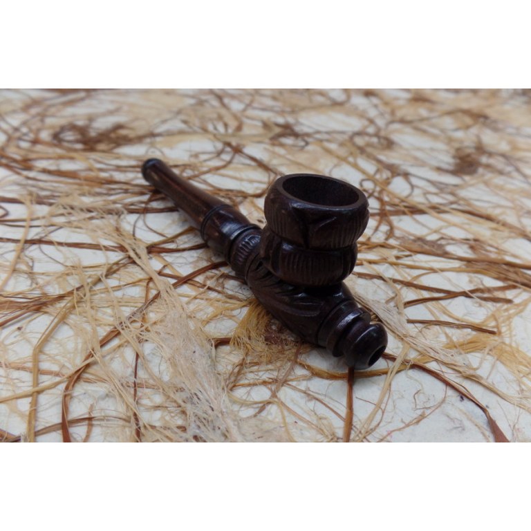 Pipe sculptée marron en bois 