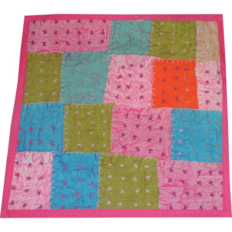 Housse carrée patchwork brodé bords roses