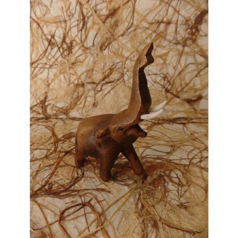 Petit éléphant sculpté en bois