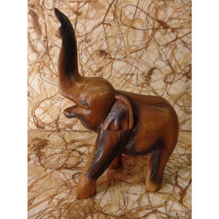 Eléphant sculpté en bois