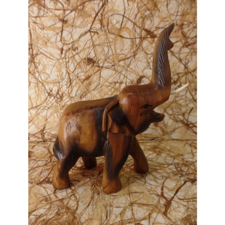 Eléphant sculpté en bois