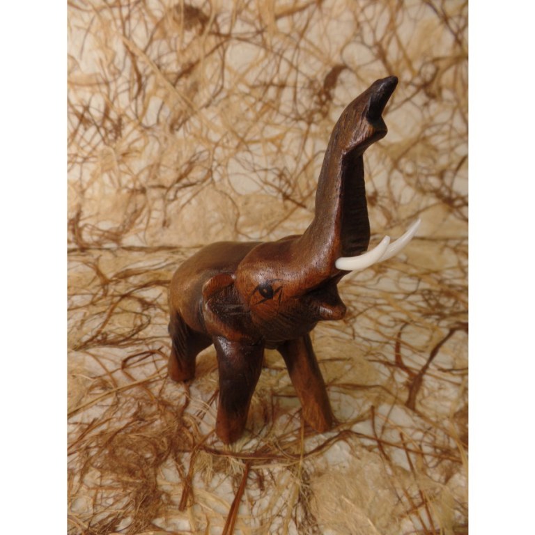 Bébé éléphant sculpté en bois