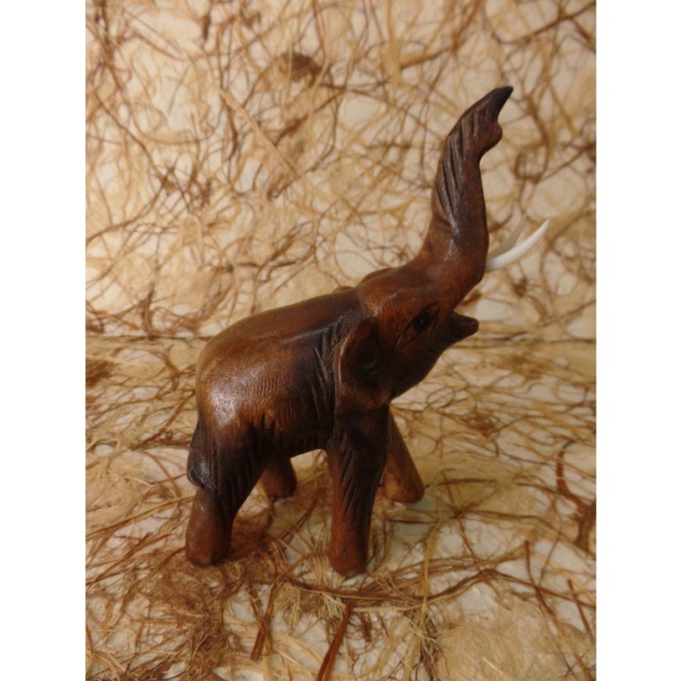 Bébé éléphant sculpté en bois