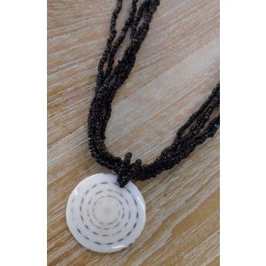 Collier noir coquillage blanc