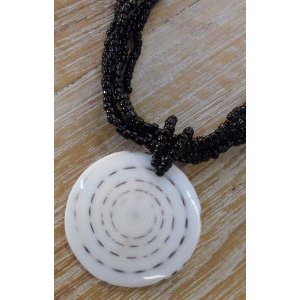 Collier noir coquillage blanc