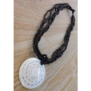 Collier noir coquillage blanc